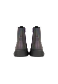 Botas de tobillo iridiscentes púrpuras con un acabado texturizado, que presentan un cierre de cremallera, suela gruesa negra y un diseño suave.