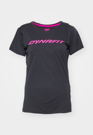 Czarna sportowa koszulka z krótkim rękawem z różowym logo "DYNAFIT" na środku klatki piersiowej i różowym paskiem wykończenia wewnątrz okrągłego dekoltu.
