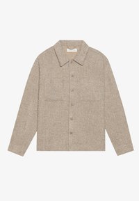 Brązowa koszula kurtka o teksturze z zapięciem na guziki, dwoma kieszeniami na piersi i kołnierzykiem. Posiada długie rękawy i luźny krój.