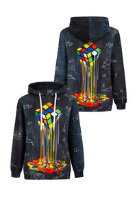 Melnā kapuce ar pilienveida Rubika kubika dizainu un krāsainām šķiedrām, uz matemātisko vienādojumu un simbolu fona.