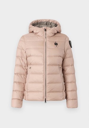 Giacca a vento rosa chiaro con cappuccio, dotata di zip frontale, due tasche laterali e una toppa con logo sul lato sinistro del petto. Texture liscia e trapuntata.