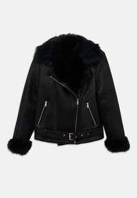 Juodas dirbtinės odos motociklininko švarkas su dideliu pūkuotu apykakle ir rankovėmis, asimetriniu priekyje esančiu užtrauktuku, užtrauktukais kišenėmis ir reguliuojamu diržu liemenyje.