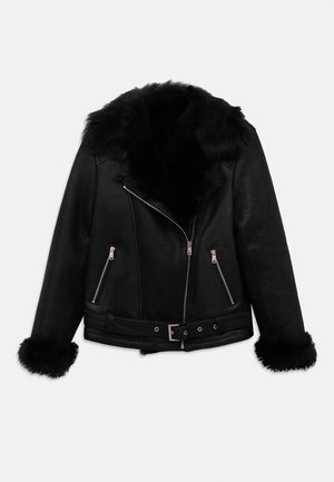 Schwarze Kunstleder-Bikerjacke mit großem flauschigem Kragen und Bündchen, asymmetrischem Frontreißverschluss, Reißverschlusstaschen und verstellbarem Schnallen-Gürtel in der Taille.