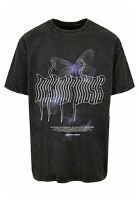 Sort bomulds t-shirt med korte ærmer, der har et hvidt tekstdesign og lilla sommerfuglegrafik på fronten.