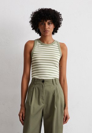 Débardeur rayé en crème et vert olive, avec un col rond et une coupe sans manches. Associé à un pantalon taille haute en vert olive.