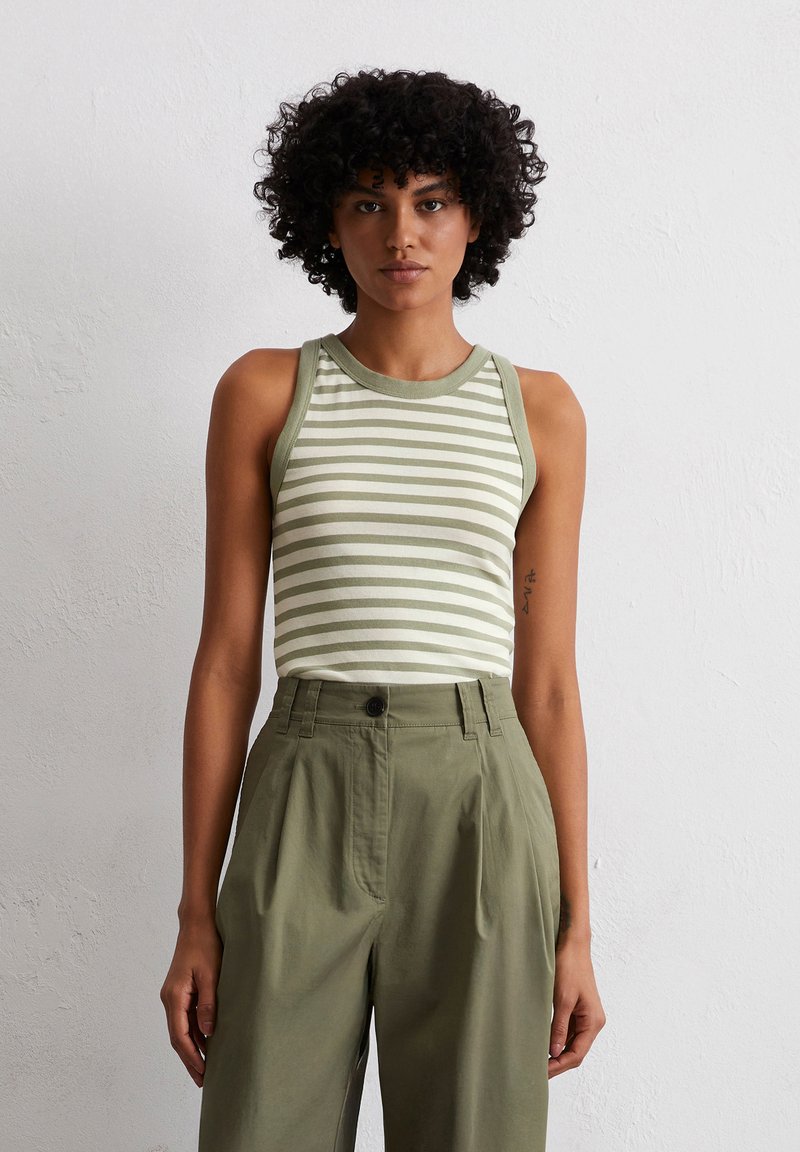 Gestreifter Tanktop in Creme und Olivgrün, mit einem runden Ausschnitt und ärmellosem Design. Kombiniert mit hochtaillierten olivgrünen Hosen.