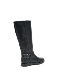 Bota de cuero negra hasta la rodilla con punta redonda, detalle de correa con hebilla y acabado texturizado. Suela de goma plana para tracción.