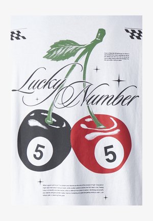 Valge T-särk, millel on kahe kirsiga graafika, üks must ja teine punane, mõlemal number 5. Tekst ütleb "Õnnenumber" kursiivis.