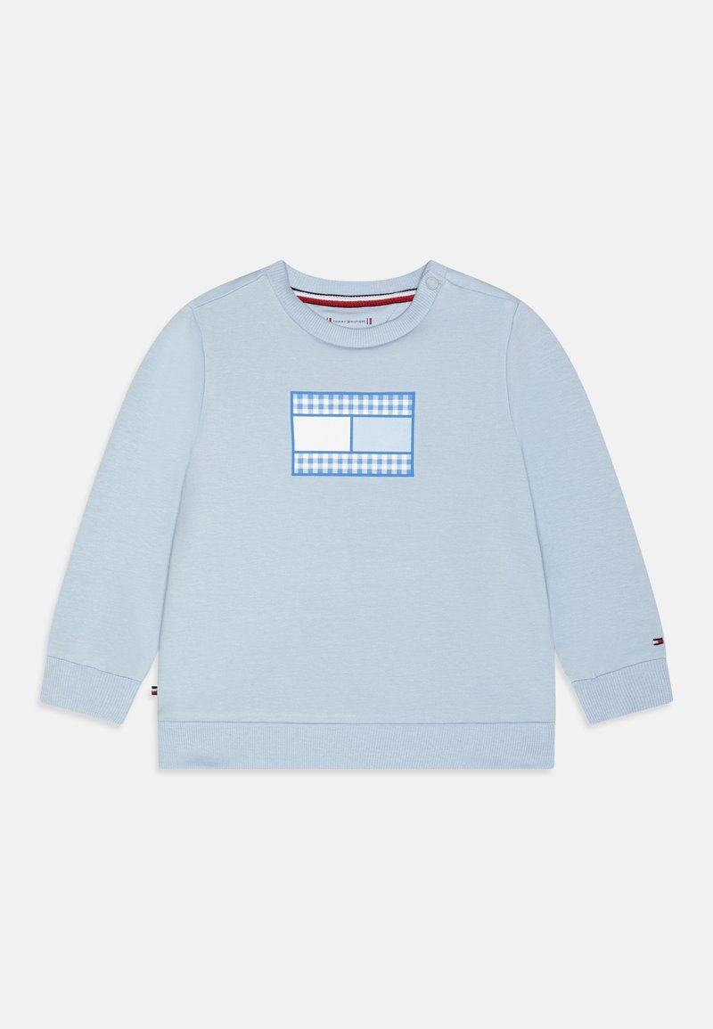 Sweatshirt bleu clair avec col ras du cou, manches longues et un design graphique à carreaux bleu et blanc. Présente des poignets et un ourlet côtelés.