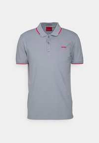 Polo gris en mélange de coton avec un plastron à deux boutons, col rose et accents de manches, et logo brodé sur la poitrine.