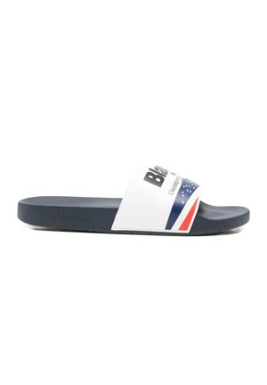 Enkele marineblauwe slidesandaal met witte band met tekst en een rood-wit-blauw sterrenpatroon op het bovenste deel van de voet.