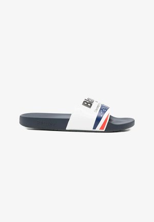 Singolo sandalo ciabatta blu navy con cinturino bianco con testo e motivo a stelle rosse, bianche e blu nella parte superiore del piede.