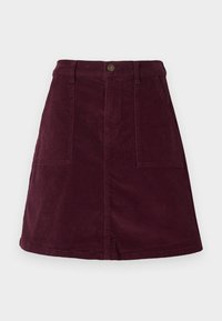 Bordó kordbársony A-vonalú szoknya két elülső zsebbel, derékrészen gombos záródással és texturált felülettel.