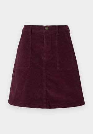 Bordeauxroter Cord-Rock in A-Linie mit zwei Vordertaschen, einem Knopfverschluss an der Taille und einer strukturierten Oberfläche.