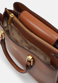 Guess MASIE GIRLFRIEND SATCHEL - Handväska - cognac