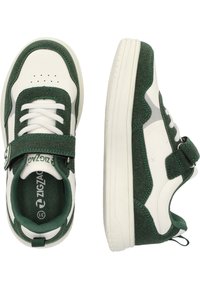 Zapatillas verdes y blancas con parte superior texturizada, una correa de velcro y costuras en contraste. Incluyen perforaciones en la zona de los dedos.