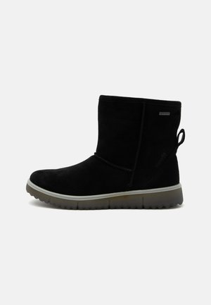 Schwarzer Winterstiefel bis zur Mitte der Wade mit Wildleder-Obermaterial, Zuglasche an der Ferse und grauer Gummisohle mit Profil für den Außenbereich.