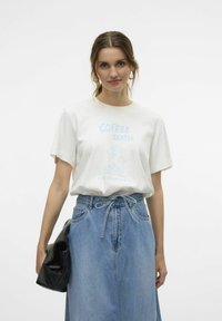 Witte katoenen t-shirt met een blauw gedrukt graphic met de tekst "COFFEE SKATER" en een koffiekop op een skateboard, gecombineerd met een spijkerrok.