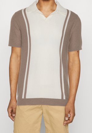 Beige-weißes Poloshirt mit kurzen Ärmeln, das vertikale Streifen und ein strukturiertes Strickmuster aufweist. Klassischer Kragen und lässige Passform.