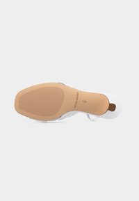 Κάτω μέρος λευκού ψηλοτάκουνου παπουτσιού με ταμπά σόλα, υφή για καλύτερο κράτημα, μέγεθος 37/4 και την επωνυμία "PETER KAISER" στο κάτω μέρος.