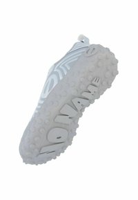 Weiße Sportschuh mit einer strukturierten Außensohle, die ein wellenförmiges Design und hervorstehende, runde Grippelemente aufweist. Leicht und mit einem schlanken Profil.