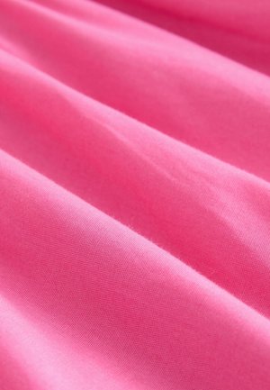Tissu rose vif avec une texture lisse, présentant des plis doux et un motif de tissage régulier. Matériau épais et légèrement extensible.
