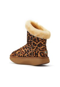 Bottines à imprimé léopard avec un doux col en fausse fourrure crème, semelle en caoutchouc marron et détails de Couture ton sur ton. Design luxueux et confortable.