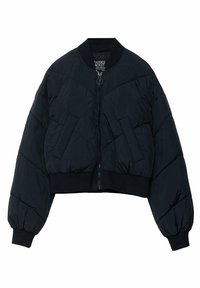 Zwarte gewatteerde bomberjack met een ritssluiting aan de voorkant, geribbelde manchetten en zoom, en twee voorzakken; heeft een doorgestikte textuur en een afgeronde kraag.