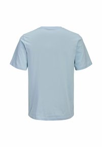 Enkelt lyseblå t-shirt med korte ærmer vist bagfra med rund halsudskæring på hvid baggrund.