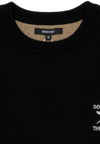 Maglione nero con scollatura rotonda. Presenta un rivestimento dorato texturizzato all'interno del colletto e dettagli della logo ricamato bianco sulla parte frontale.