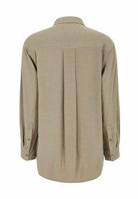 Lysbrun langærmet skjorte med rygplissé detaljer og knapmanchetter, præsenteret på en hvid baggrund.