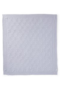 Světlý šedý bavlněný pléd s texturovaným tkaným vzorem, který obsahuje vzájemně provázané smyčky a jednoduchý okraj. Okraje jsou pečlivě zpracované.