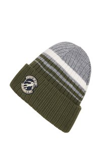 Gorro de punto en verde oliva y gris con rayas blancas, que cuenta con una textura acanalada y un parche de logo circular.