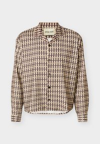 Πουκάμισο με μακριά μανίκια και κουμπιά, με καφέ και μπεζ αφηρημένο σχέδιο πλέγματος και γιακά ανοιχτού τύπου, εμφανιζόμενο σε λευκό φόντο.