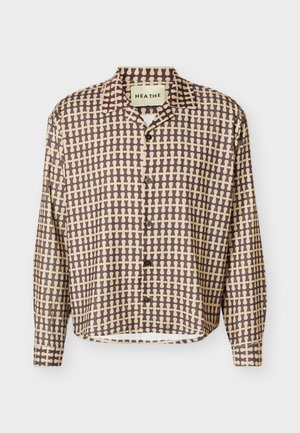 Camisa de manga larga con botones, con patrón de cuadrícula abstracta en marrón y beige, y cuello abierto, mostrada sobre un fondo blanco.