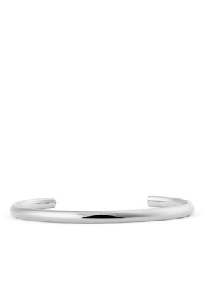 Gładka, wypolerowana srebrna bransoletka mankietowa z otwartymi końcami, na białym tle.