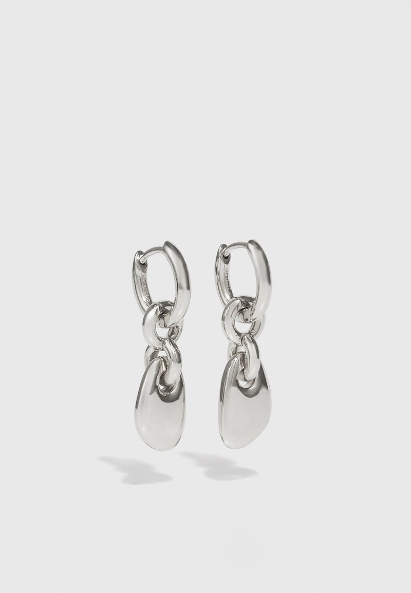 Srebrne kolczyki w formie okręgów z wydłużonymi owalnymi ogniwami, z polerowanym wykończeniem i teksturowanym wisiorkiem w kształcie kropli. Prosty design z gładkimi krawędziami.