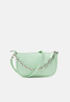Sac à épaule en vert menthe texturé avec accent en chaîne argentée et fermeture zippée, de forme rectangulaire avec des bords inférieurs arrondis.