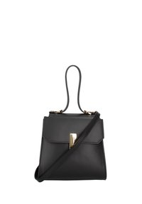 Borsa a mano in pelle nera con una forma strutturata, manico superiore e tracolla rimovibile. Presenta una chiusura in tono oro e un design minimalista.