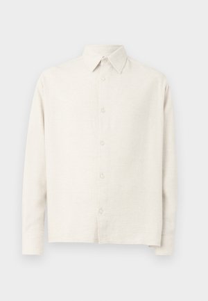 Camisa de manga larga color beige claro, hecha de tela texturizada. Cuenta con un cuello con solapa y cierre de botones en la parte delantera, con un dobladillo recto.