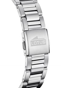 Orologio in acciaio inossidabile con bracciale lucido a maglie. Presenta una chiusura quadrata incisa con 'LOTUS' e un accento a forma di triangolo.