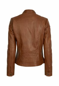 Chaqueta de cuero marrón, diseño ajustado, con acentos acolchados en los hombros y textura suave. Presenta un cuello y puños abotonados.