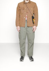 Carhartt WIP Tunn jacka - light brown