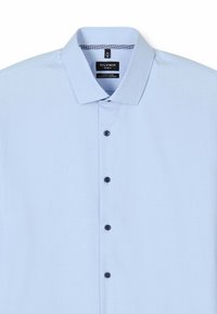 Hellblaues Herrenhemd in schlanker Passform mit klassischem Kragen und dunklen Knöpfen in der Mitte vorne, mit der Aufschrift "OLYMP".