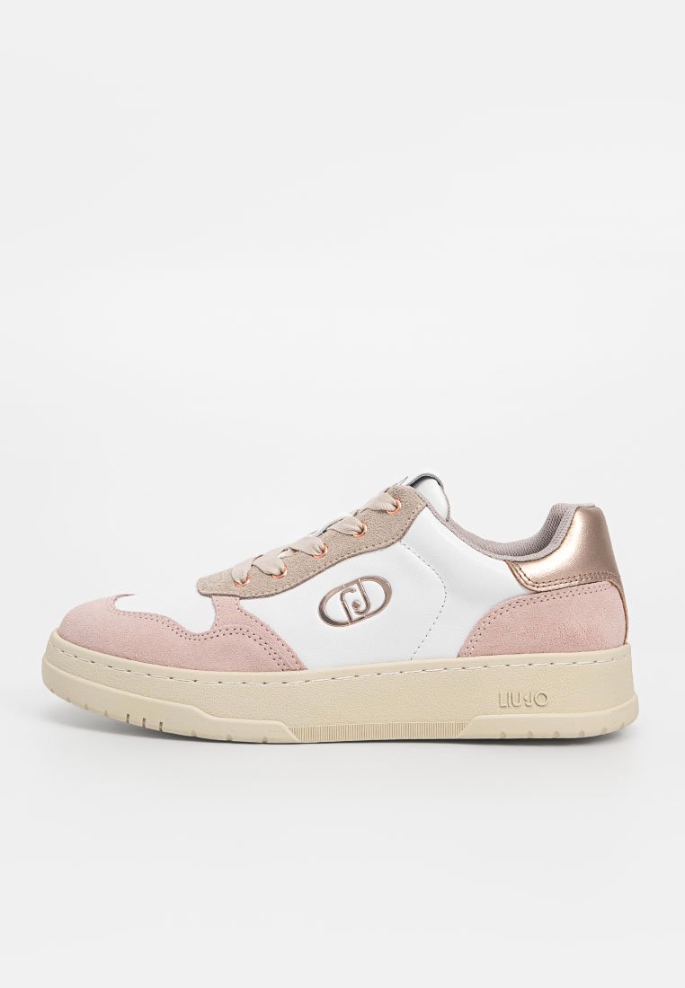 Sneaker bianco con camoscio rosa e accenti beige, con tacco e logo in metallo dorato, chiusura con lacci piatti e suola in gomma texture.