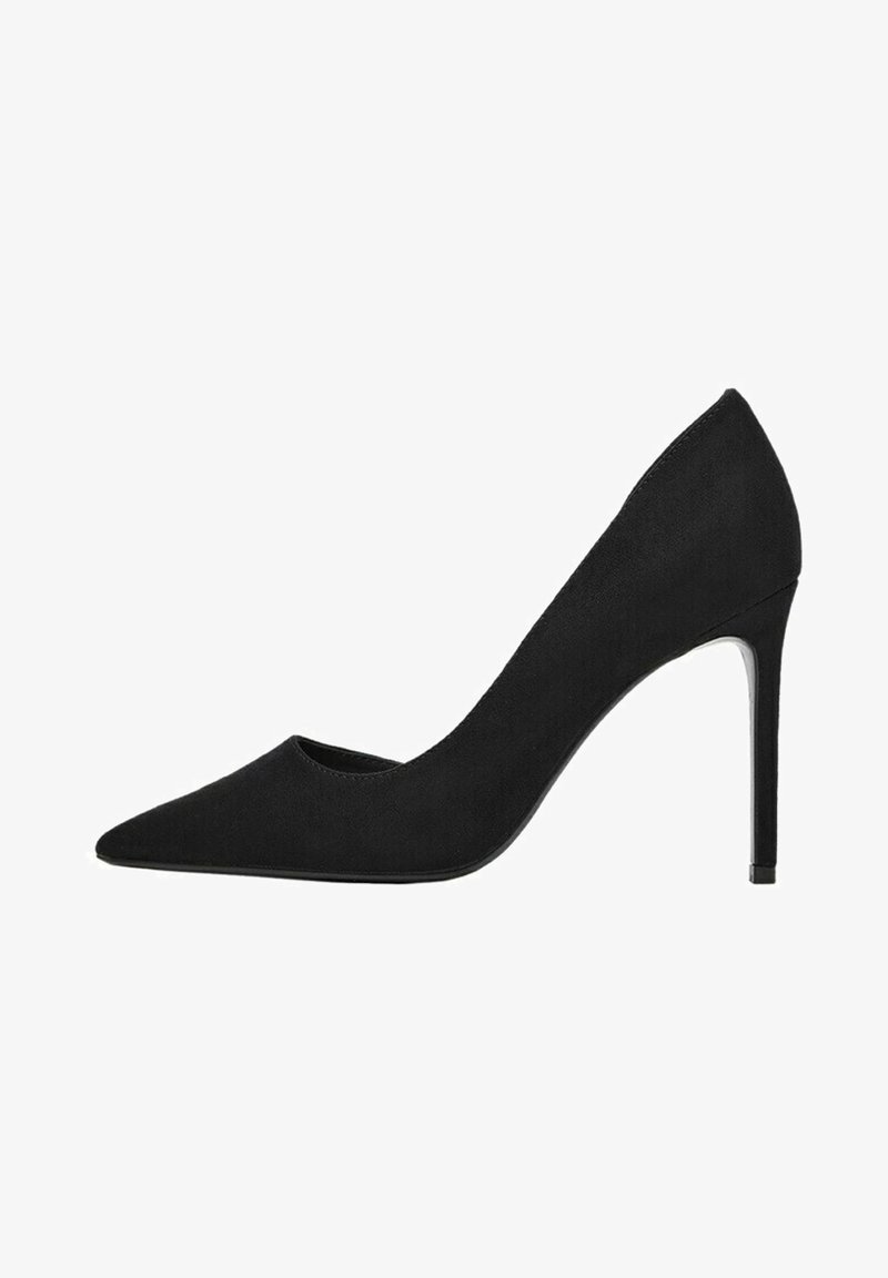 Chaussure à talon haut en daim noir à bout pointu avec un talon aiguille fin et des côtés découpés.