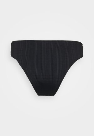 Fekete bordázott bikini alsó, alacsony derékvonallal, finom textúrával és sima szélekkel. Nincsenek látható további minták vagy fém részek.