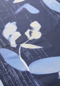 Unselected, dark blue
