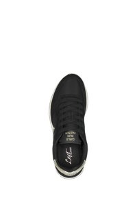 Zapatilla negra con parte superior texturizada, con lengüeta acolchada, cierre con cordones y suela beige contrastante. Logo en la lengüeta y en la plantilla.