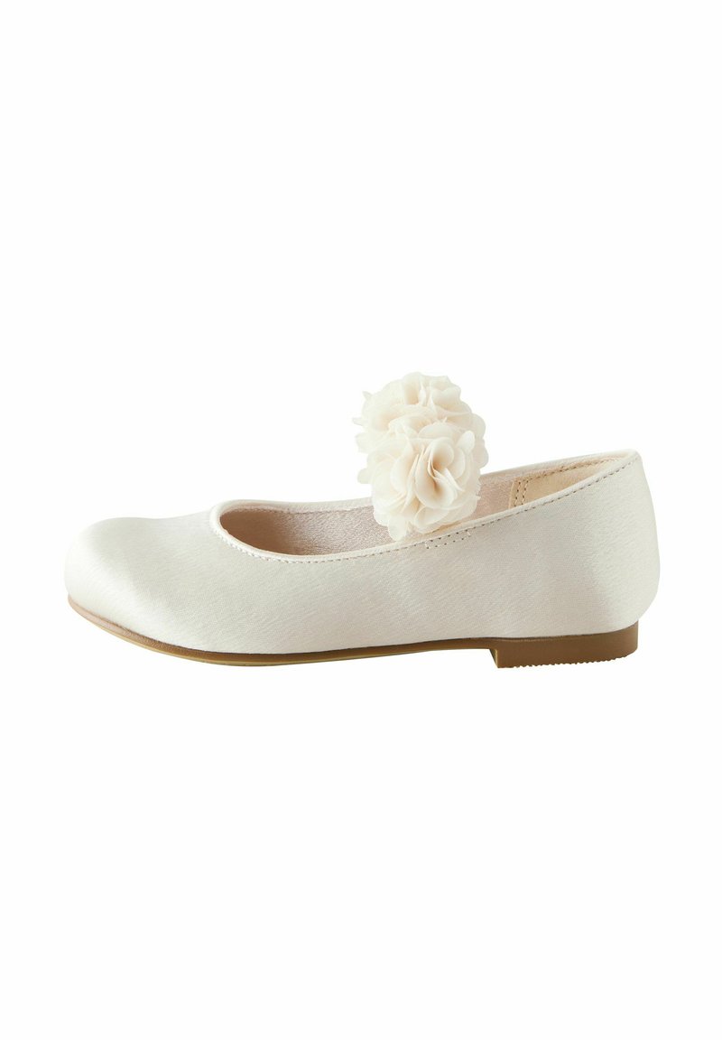 Ballerine en satin blanc avec un bout rond et un accent floral en tissu sur le côté. Talon bas et texture lisse. Design classique et simple.